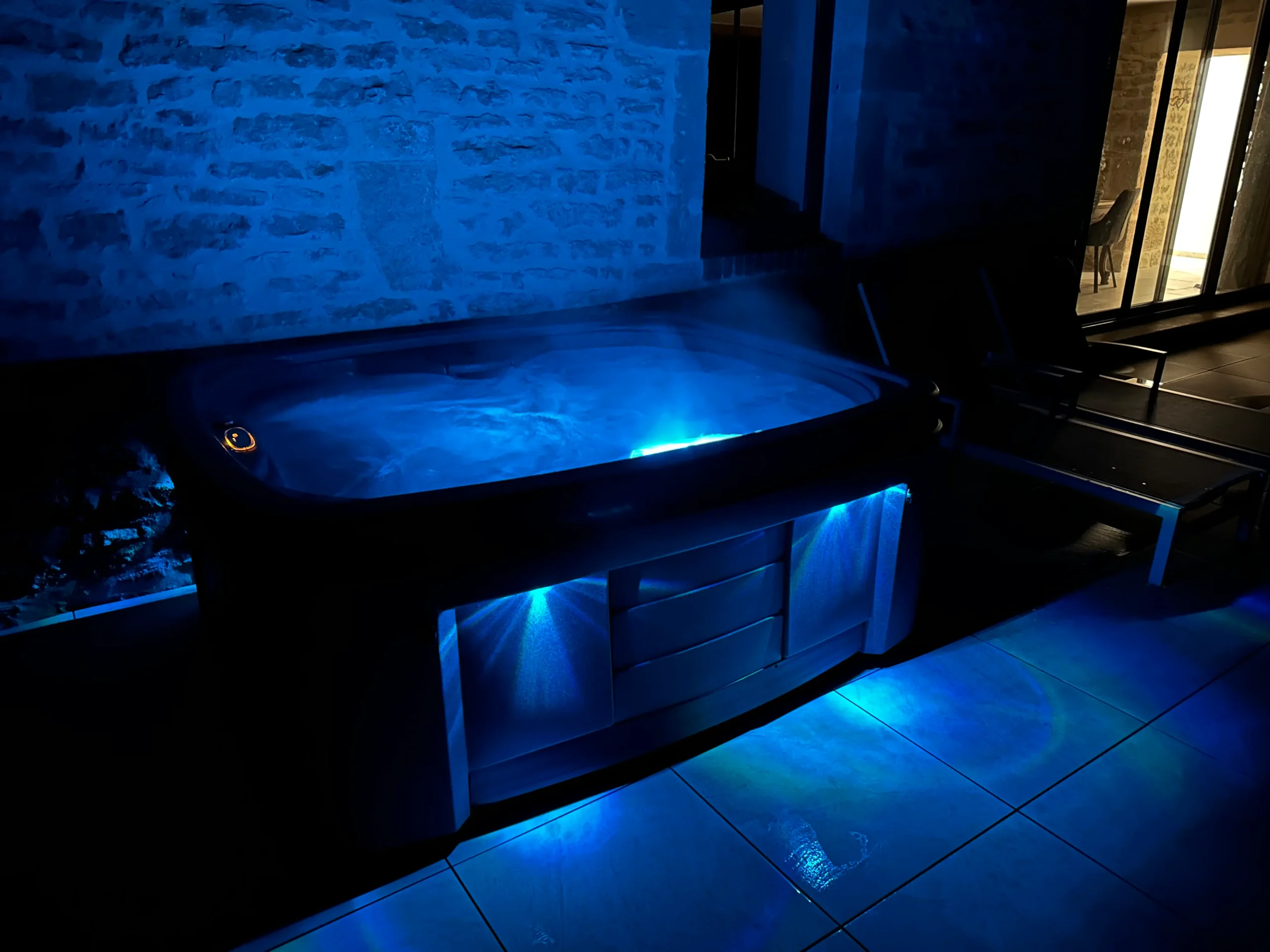 Notre gîte grand confort 14 personnes offre un séjour détente avec une grande piscine, jacuzzi, billard, baby foot, borne arcade, salle de cinéma. Grande pièce de vie avec cuisine équipée, 6 chambres, 2 salles de bains, 2 WC. Idéal pour se retrouver en famille ou entre amis, au cœur de la nature bourguignonne. Souvenirs assurés entre nature, patrimoine et gastronomie.